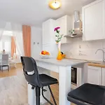 Family Friendly Apartments With A Swimming Pool Split - 21026