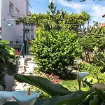 Marjan Hill 3-Br Apt,5 Guests Private Garden Near Beach
