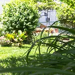 Marjan Hill 3-Br Apt,5 Guests Private Garden Near Beach