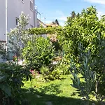 Marjan Hill 3-Br Apt,5 Guests Private Garden Near Beach