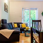 Central 2 Bedroom, Free Private Parking