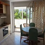 Leona Apartment-Perfect For Four