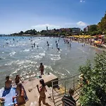 4 Bedroom Beach Front Home In Stobrec
