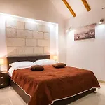 Split Oasis Studio Apartments