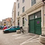 Laura Lux Suites