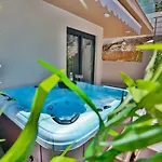 Luxury Urban Villa Apartments With Jacuzzi