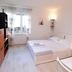 Apartment B&J Very Near Center Of Town