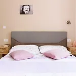 New Modern Apartment Near A Beach In Center