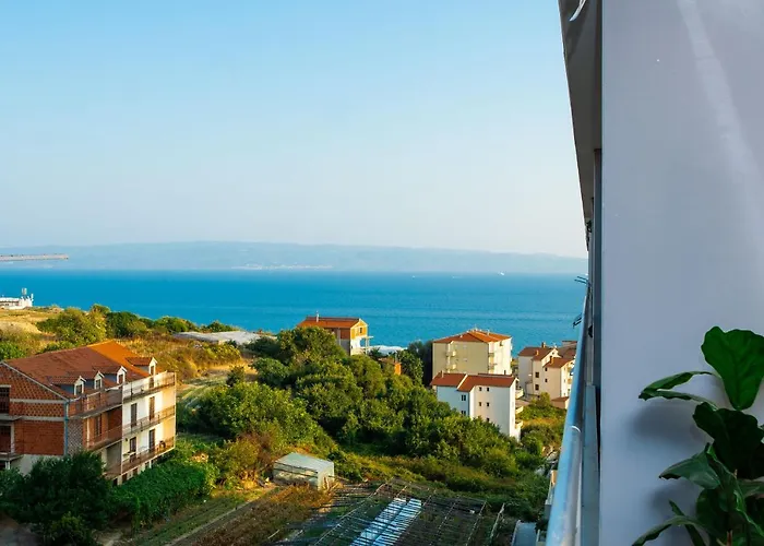 Seaside Apartment - Balcony, Sea View, Free Garage