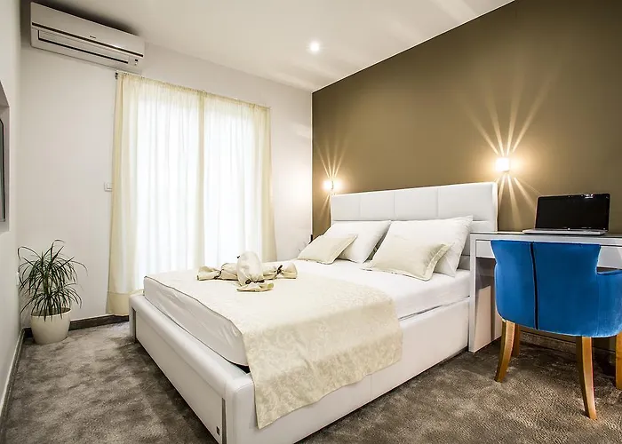 Holiday Apartments & Rooms