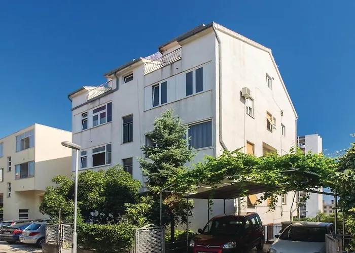 Nice Apartment In Split With Kitchen
