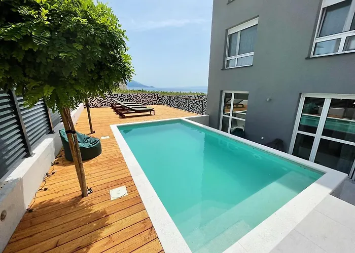 Cozy Seaside Apartment With Pool & Terrace