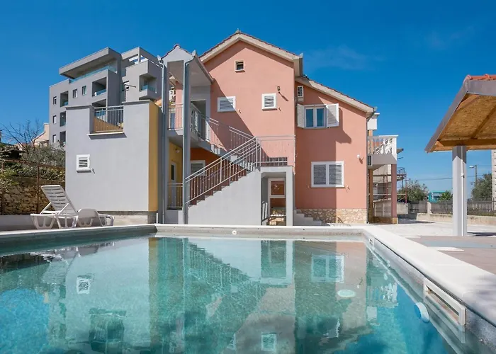 Family Friendly Apartments With A Swimming Pool Split - 21026