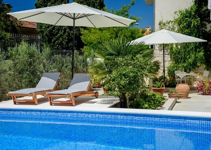 Palace Schoen Milesi - Esense Of Prestige - Private Pool - Free Parking - Old Money Style Luxury Rooms - Walking Distance To The Old Town, The Beach And All Amenities - Buralux Properties