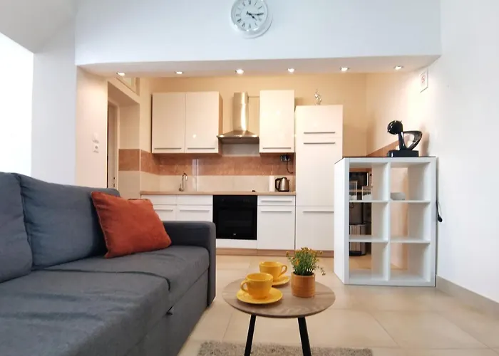 Honeycomb Apartment Split - Free Parking
