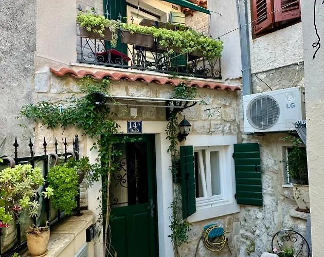 Tiny Dream - Old Town Rooms Split