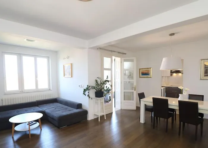 Comfort & Bright 3 Bedroom Apartment