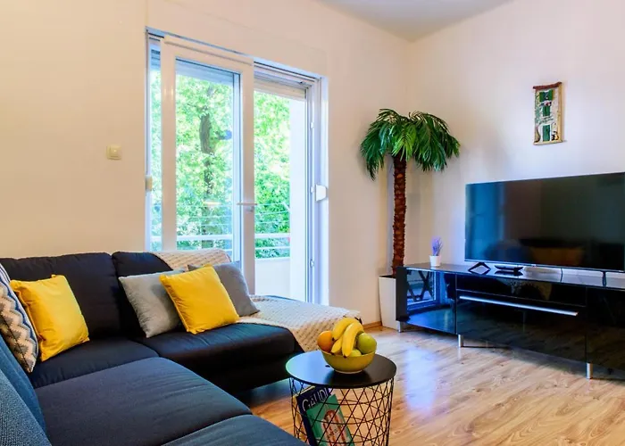 Central 2 Bedroom, Free Private Parking