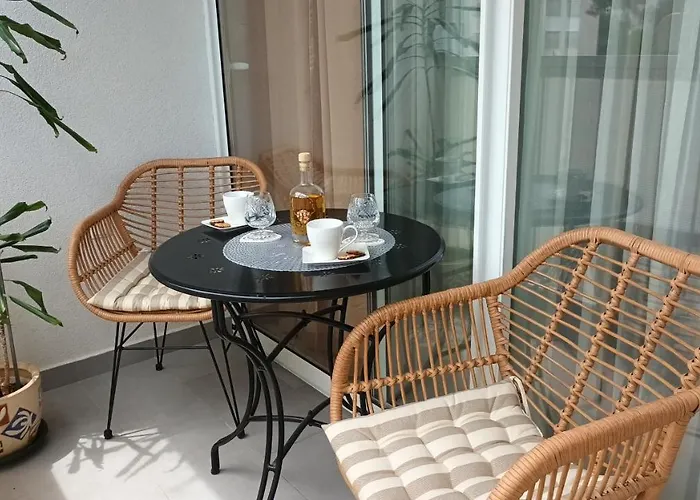 Leona Apartment-Perfect For Four