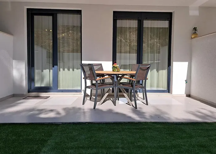 Apartment With Garden And Free Private Parking