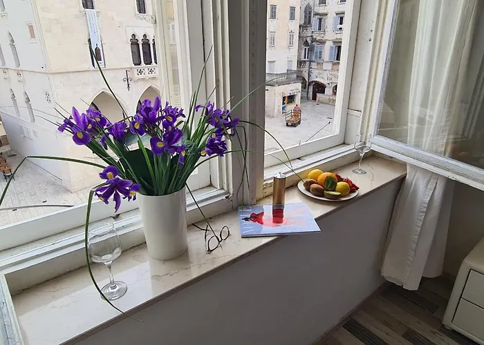 Old Square View Apartment