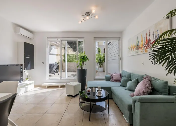 Luxury Leona Apartment