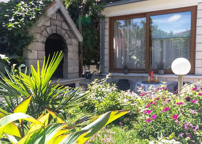 Marjan Hill 3-Br Apt,5 Guests Private Garden Near Beach