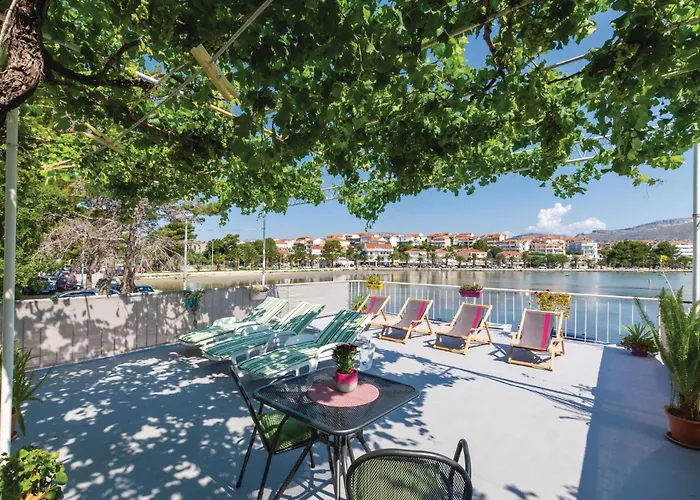 4 Bedroom Beach Front Home In Stobrec