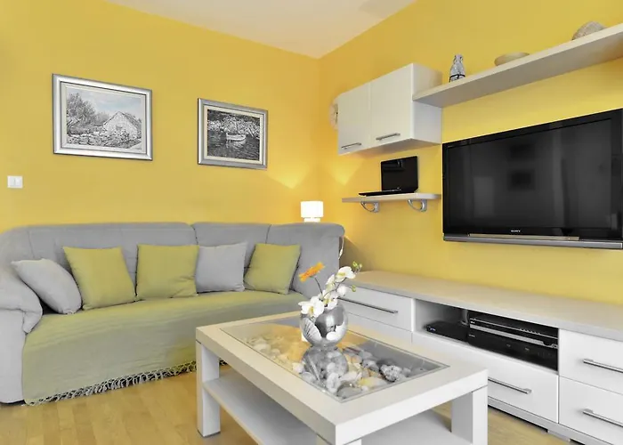 Cozy Beach Apartment Split