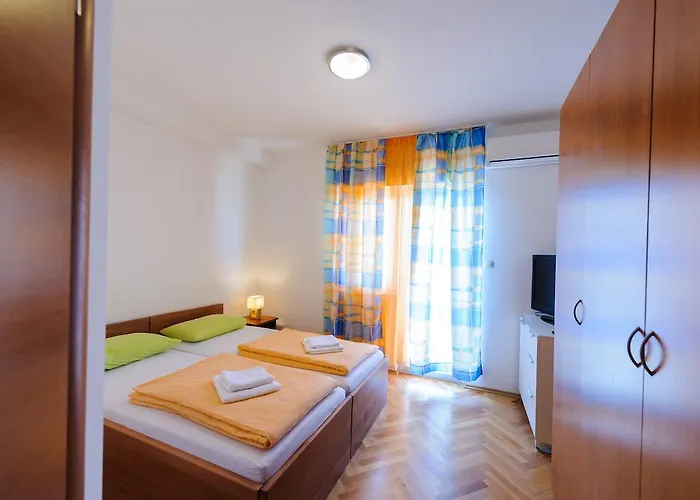 Apartment And Rooms Iva