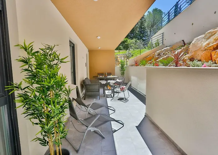 Luxury Urban Villa Apartments With Jacuzzi