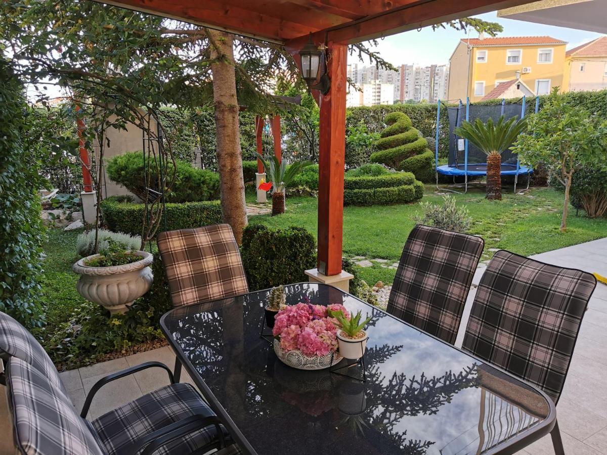 Leona Apartment *