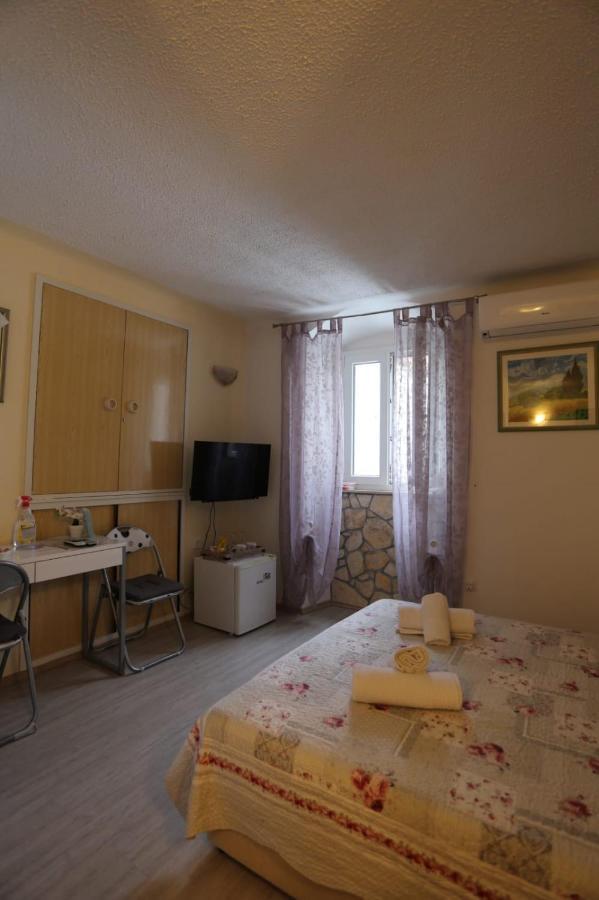Private In The Center Of * Split