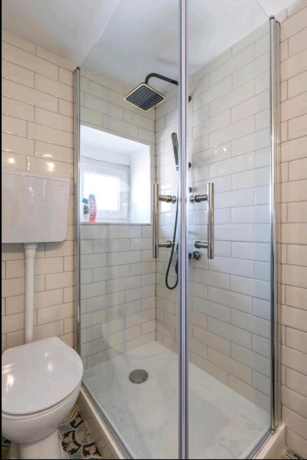 Just Like This - Cityapartment With Netflix Split