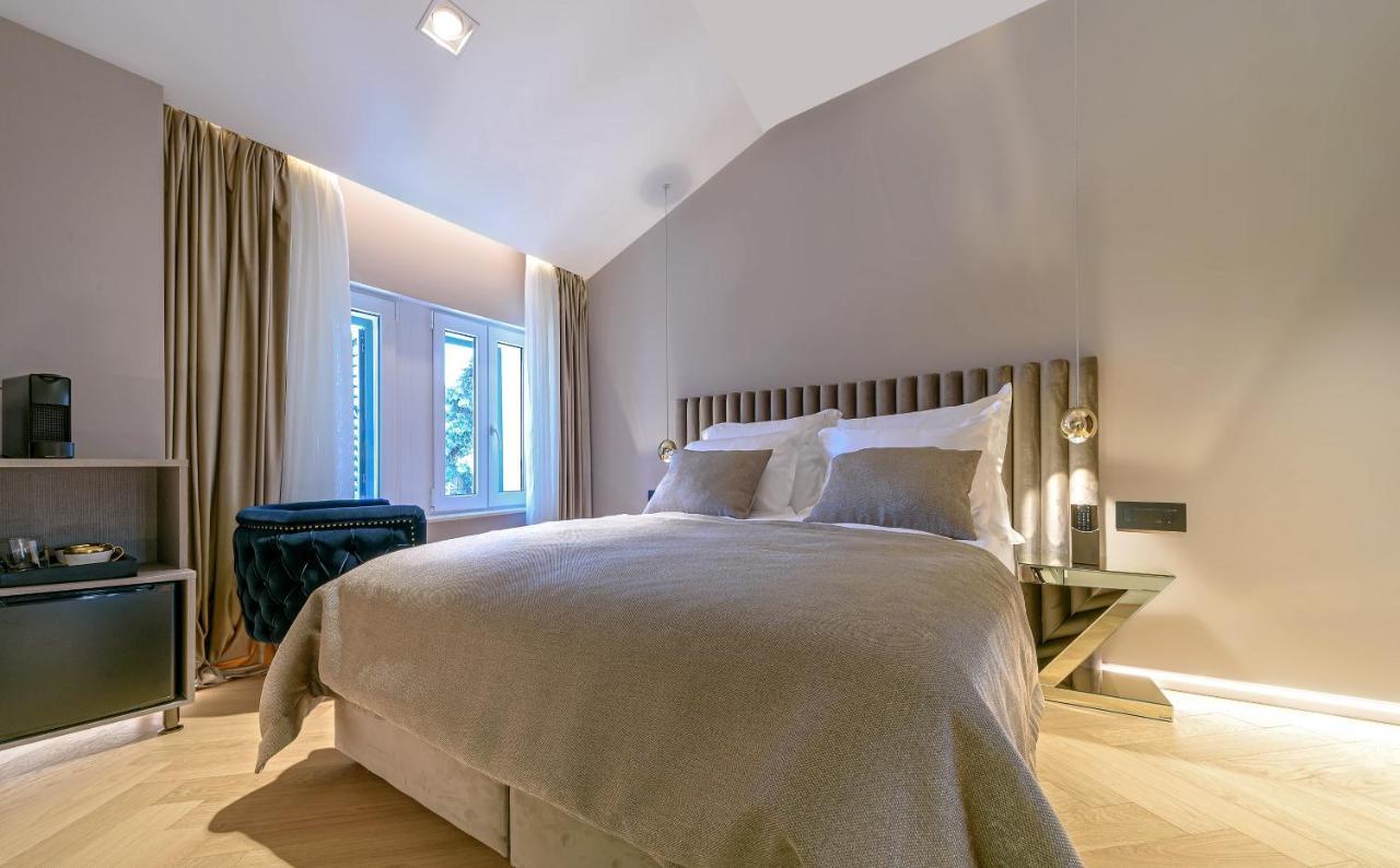 Lumiere Luxury Split