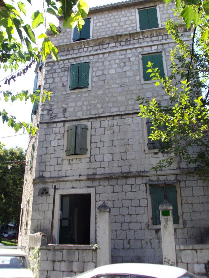 Sretna