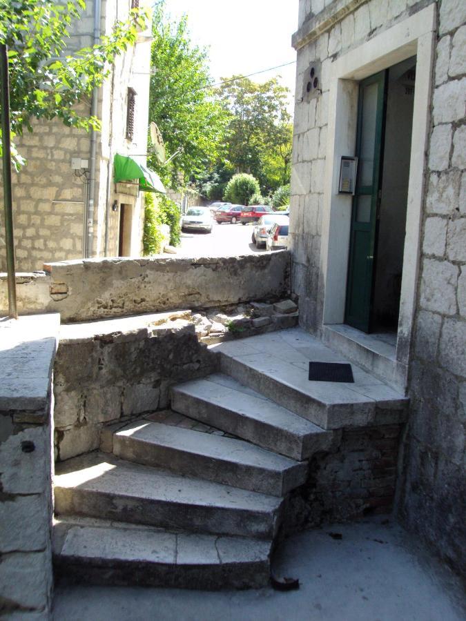 Sretna *