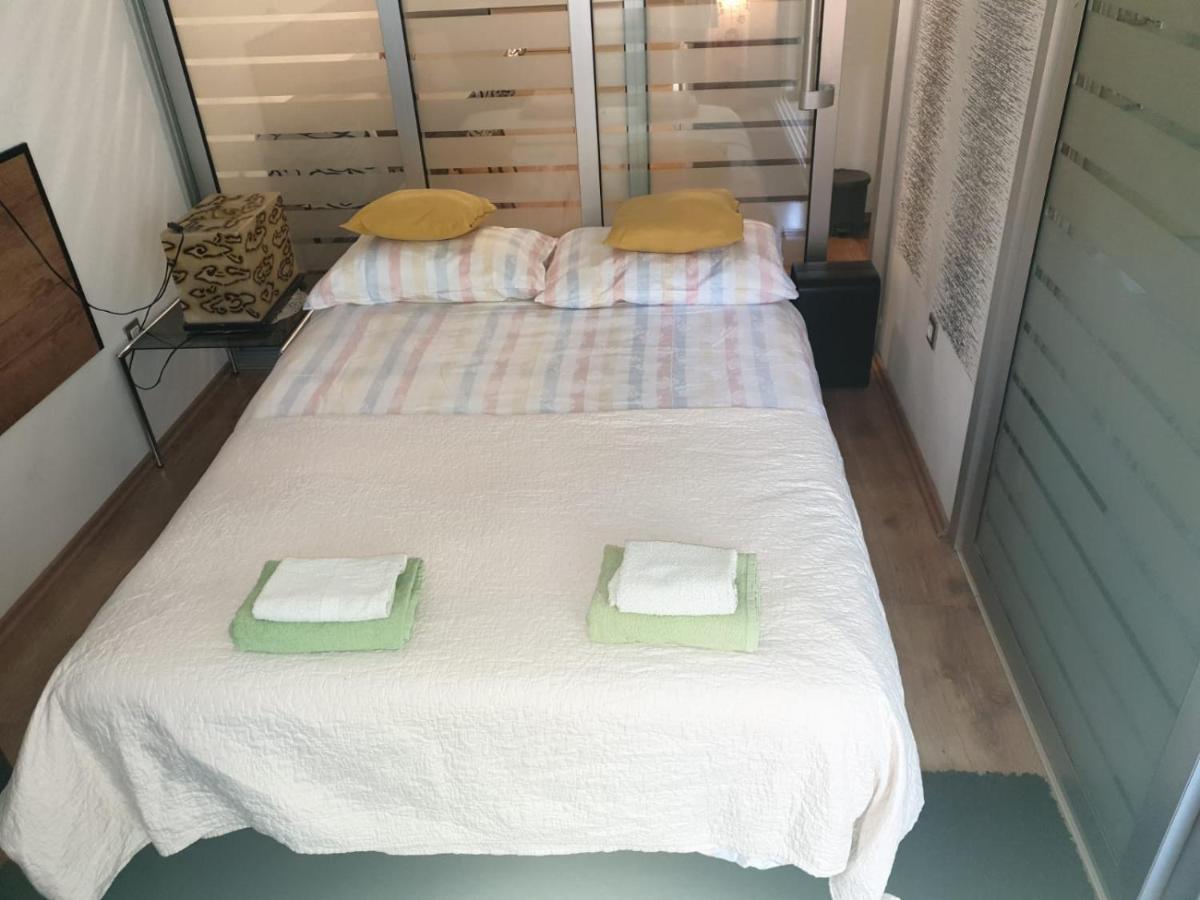 Studio Two Roses Apartment Split
