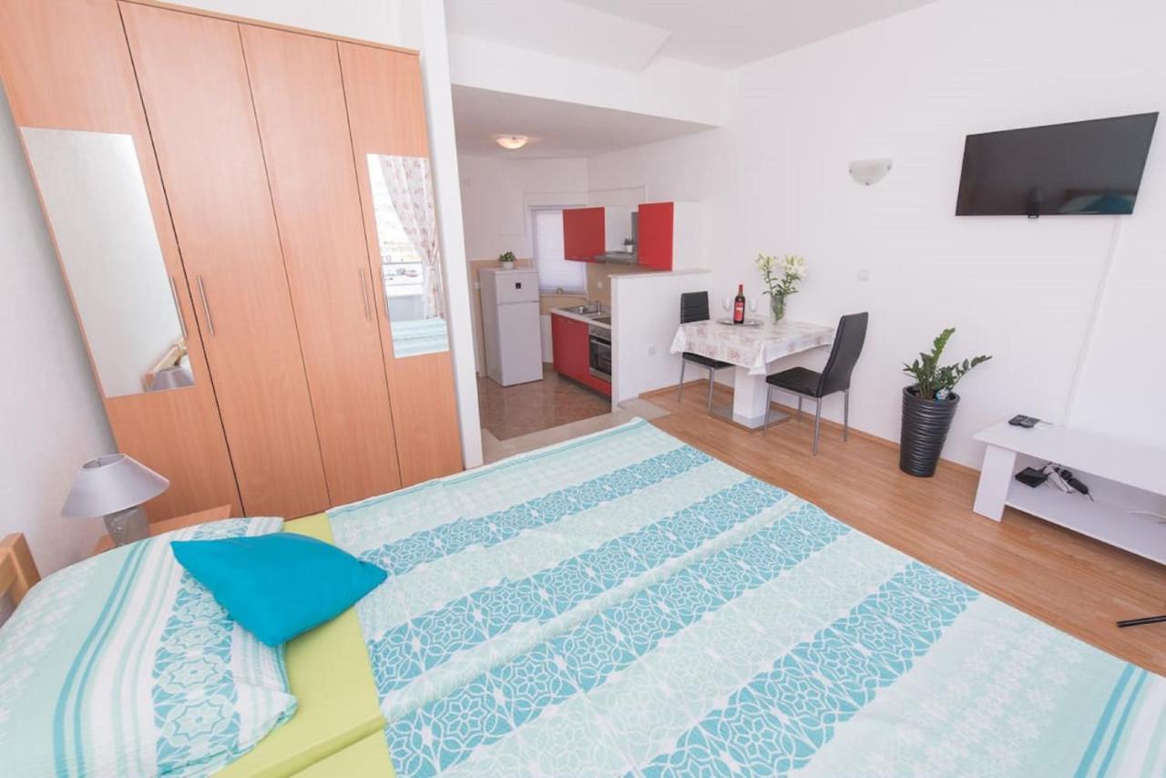 Dzeki Apartment Split