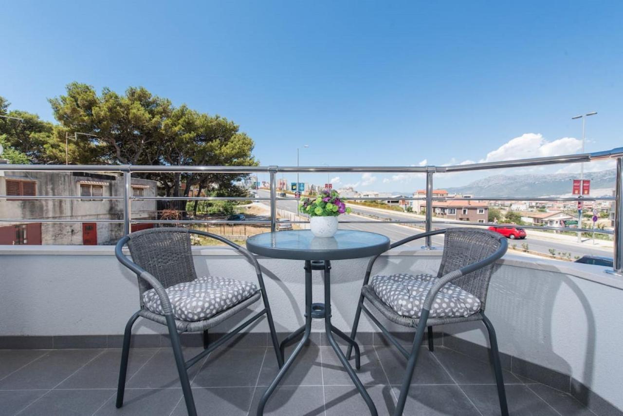 Dzeki Apartment Split