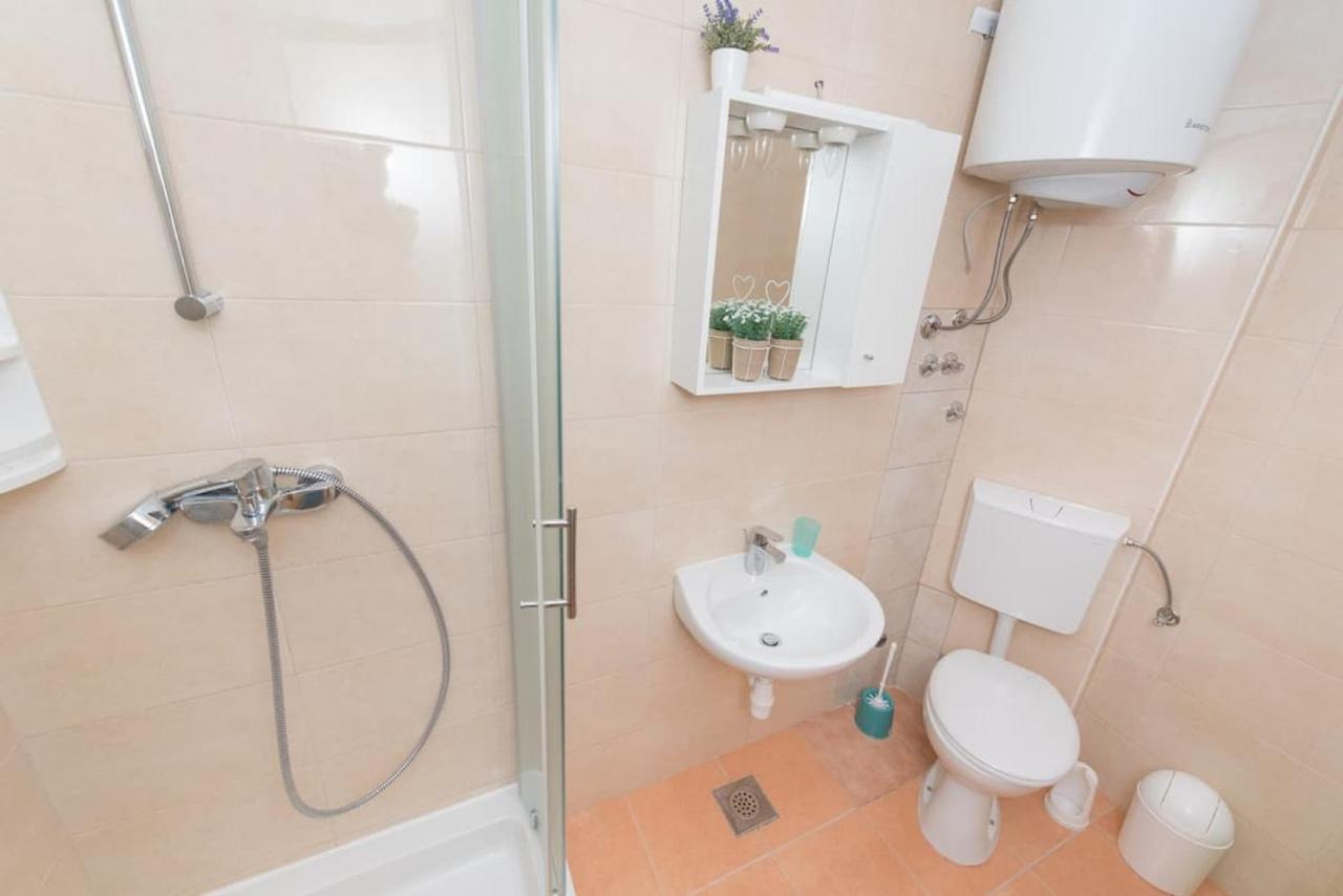 Dzeki Apartment Split