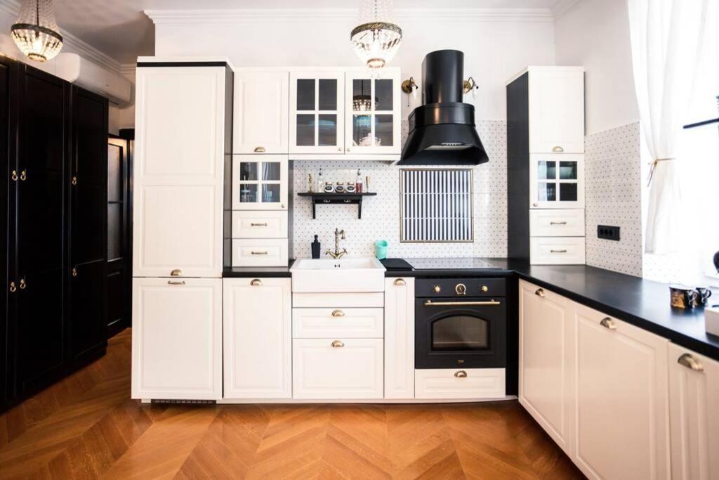 Luxurious Bella Lux In Center With Free Parking Included! *