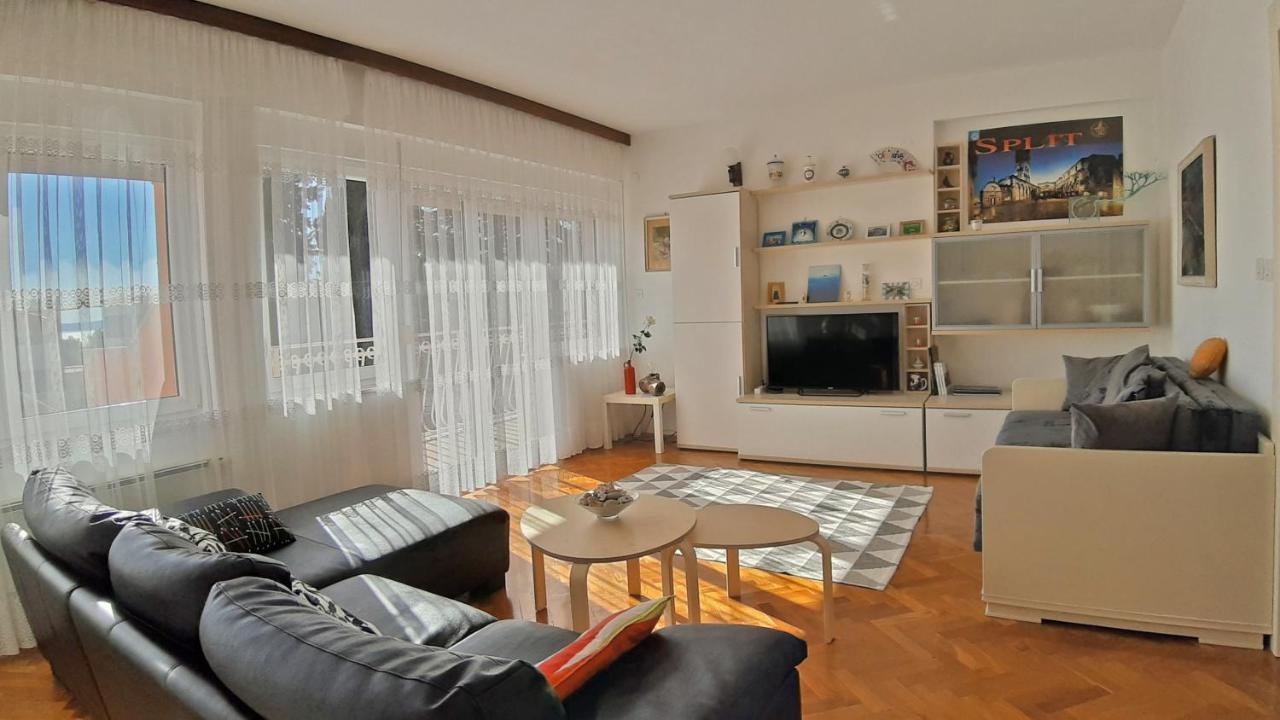 Poolside Paradise - A Hidden Gem In Appartement Split