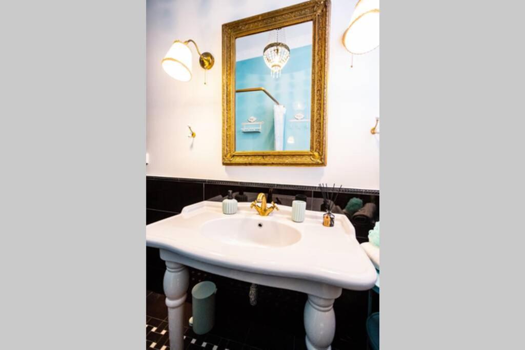 Luxurious Bella Lux In Center With Free Parking Included! *