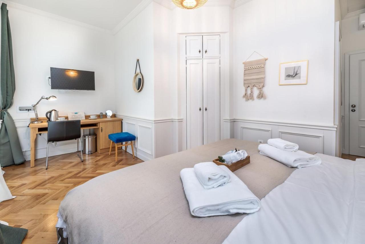 Evala Luxury With Pool And Garden Bed & Breakfast