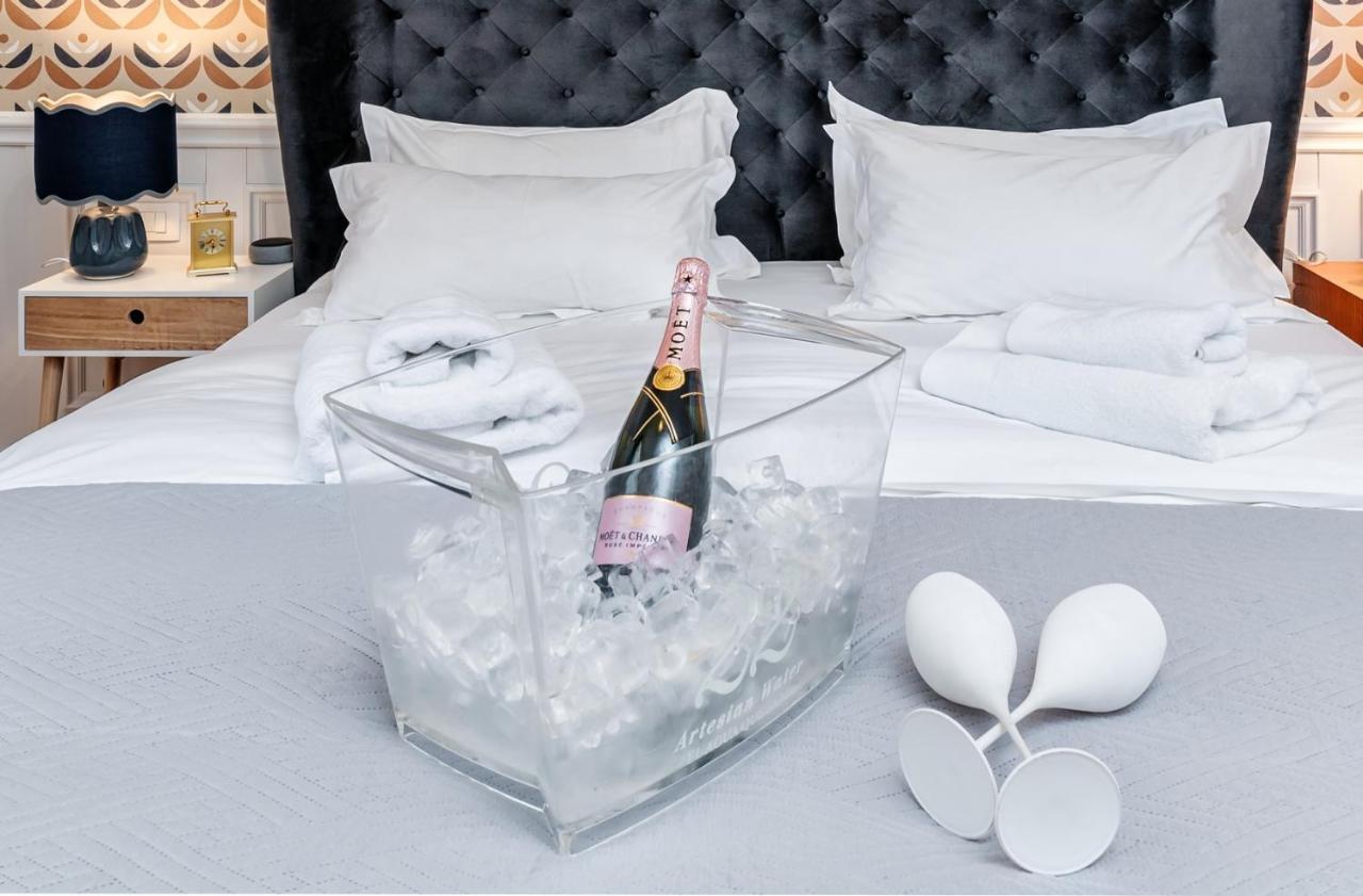 Evala Luxury With Pool And Garden Bed & Breakfast 4*