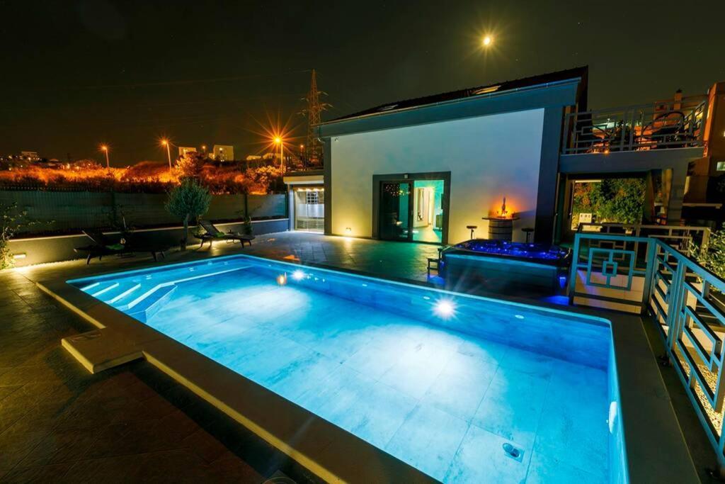 Luxury Stocia With Swimming Pool, Sauna And Jacuzzi In A Peaceful Location In Casa de férias Split