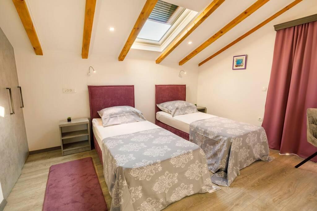 Luxury Stocia With Swimming Pool, Sauna And Jacuzzi In A Peaceful Location In * Split