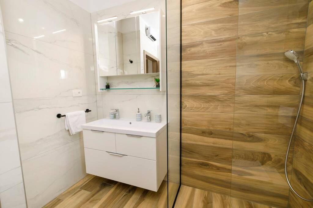 Luxury Stocia With Swimming Pool, Sauna And Jacuzzi In A Peaceful Location In * Split