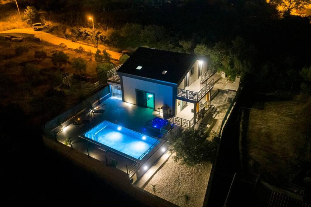 Luxury Stocia With Swimming Pool, Sauna And Jacuzzi In A Peaceful Location In Casa de férias Split